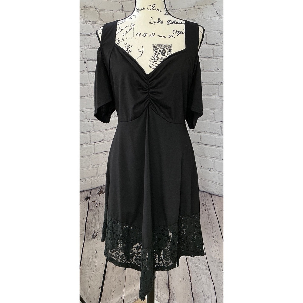 Nextmia Women’s Black Cold Shoulder Swing Tunic Top (Size 20)